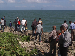 Resultado de imagen para Sacan con vida hombre que se lanzó al mar Caribe en el Malecón
